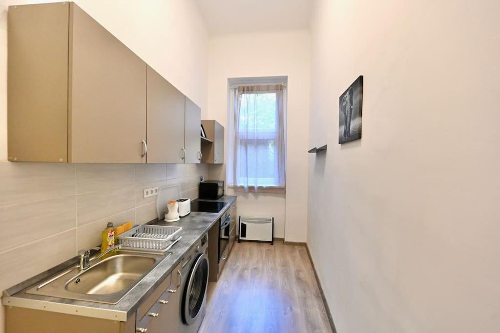 Cute Gallery Flat In Kiraly Street Budapest