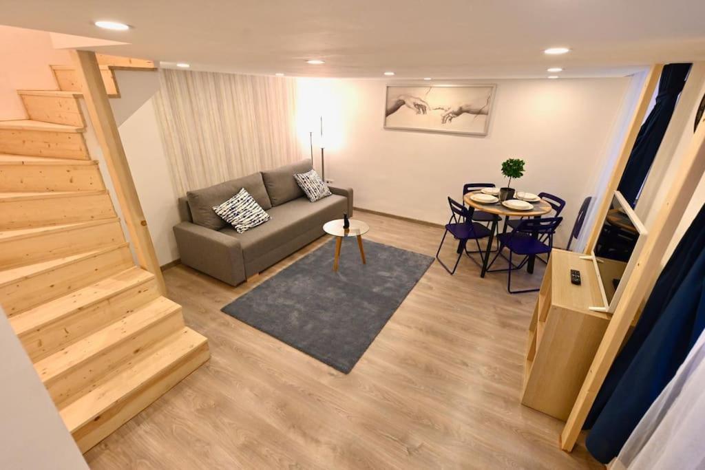 Cute Gallery Flat In Kiraly Street Apartment